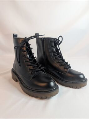 Forever 21 Black Lace-Up Combat Boots with Translucent Lug Sole Women's Size 8